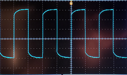Undercompensated oscilloscope probe response with a rounded square-wave edge